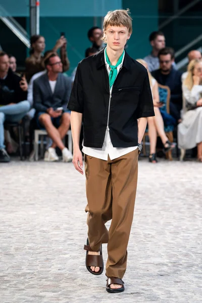 Look 10